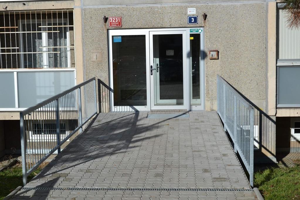 Lávka jižní strana. OK bezbariérový vchod.