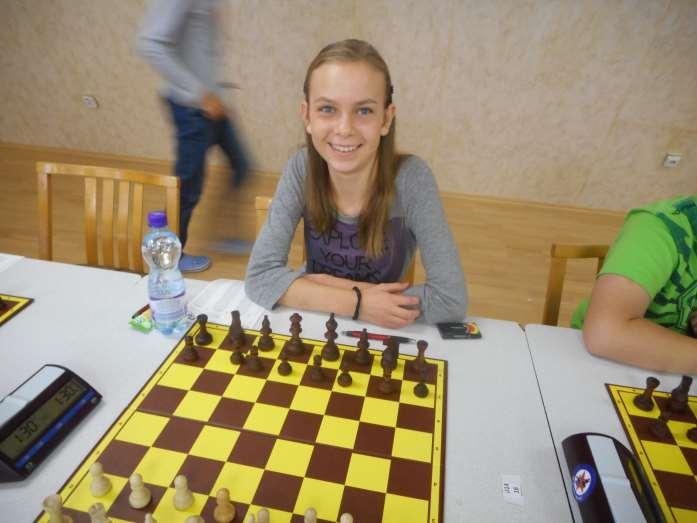 pěkný úder 14... Vxf3! a po několika tazích mohl soupeř klidně vzdát. Tadeáš jako správný milovník koncovek přešel do věžovky, posléze do vyhrané pěšcovky.