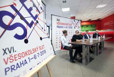 Za drobného mrholení se tu v půl dvanácté dopoledne sešli v hojném počtu vládní představitelé, mezi nimi premiér České republiky, předseda Senátu Parlamentu České republiky, předseda Poslanecké
