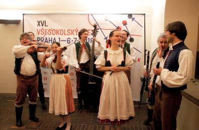 k 100. výročí založení republiky a XVI. všesokolskému sletu v Praze. V sobotní podvečer 10. března se aula starobylého Karolina začala plnit hosty. Úderem 18.30 hod.