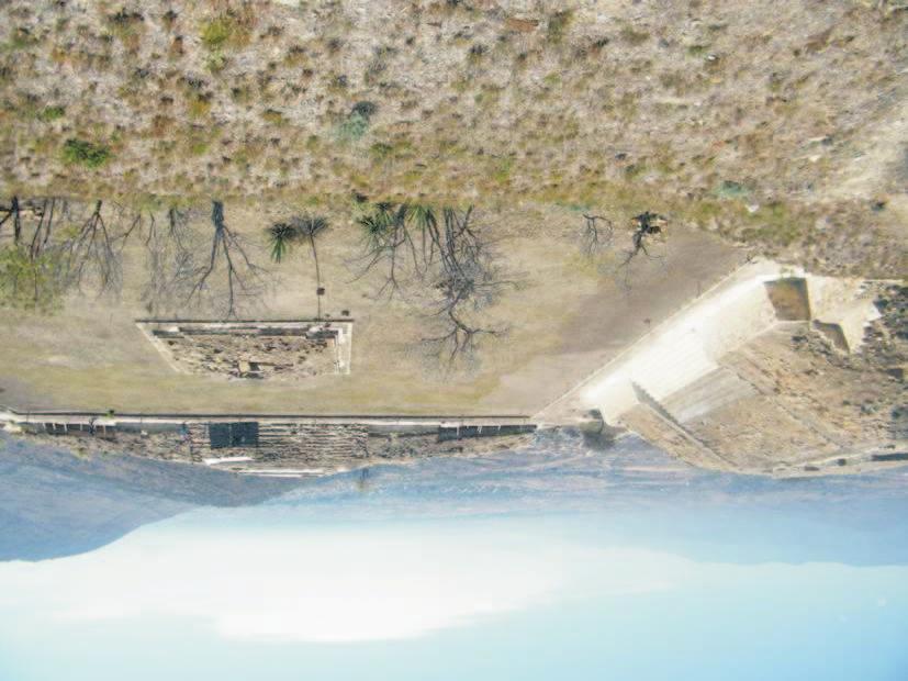 (a) (b) Obr. 14. (a) Atzompa na kopci severně od Monte Albánu u města Oaxacy. Oba areály nutno chápat jako jeden celek. c Google Earth.