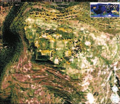 (b) Pyramidy na vršku kopce Atzompa. Pohled z PYR 1 na PYR 2. Foto c J. Klokočník, 2010. že byla provedena pomocí kompasu. Křivka na obr. 13 platí i pro Teotihuacán a pro 400 před n. l.