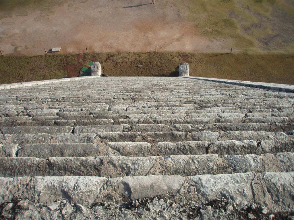(a) (b) Obr. 15. (a) Proč jsou schodiště pyramid v Mezoamerice většinou tak příkrá? Na snímku je pohled na schodiště od horní plošiny u chrámu na Kukulkánově pyramidě v Chichén Itzá.