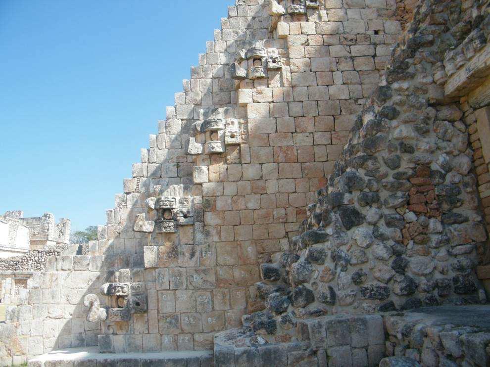 tleskají před schodišti Kukulkánovy pyramidy v Chichén Itzá a vrací se jim zvláštní ozvěna (zní to jako ťoong ). Povšiml si toho Lubman ([24] [26], www.ocasa.org/ MayanPyramid.htm).