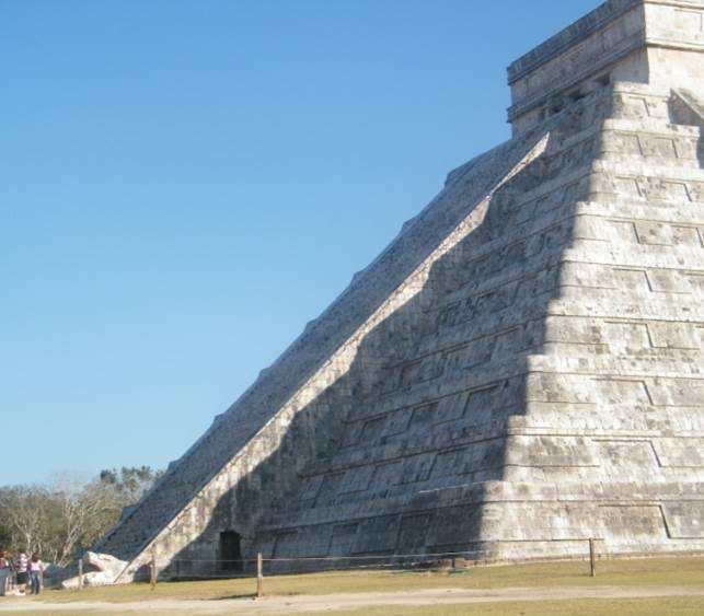 (a) Obr. 2. Kukulkánova pyramida v Chichén Itzá. Stín v podvečer o rovnodennosti postupující po okraji schodiště, s osvětlenou hlavou hada dole u schodiště, foto c J. Klokočník, 2010.