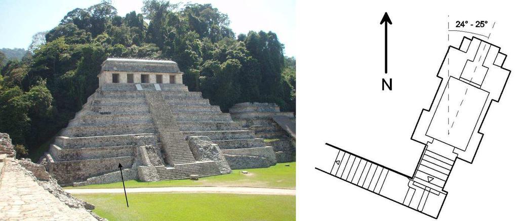 (a) (b) Obr. 6. (a) Pakalova pyramida s Chrámem nápisů na jejím vršku fotografovaná ze schodiště od Pakalova paláce. Šipka ukazuje polohu pohřební komory uvnitř pyramidy.
