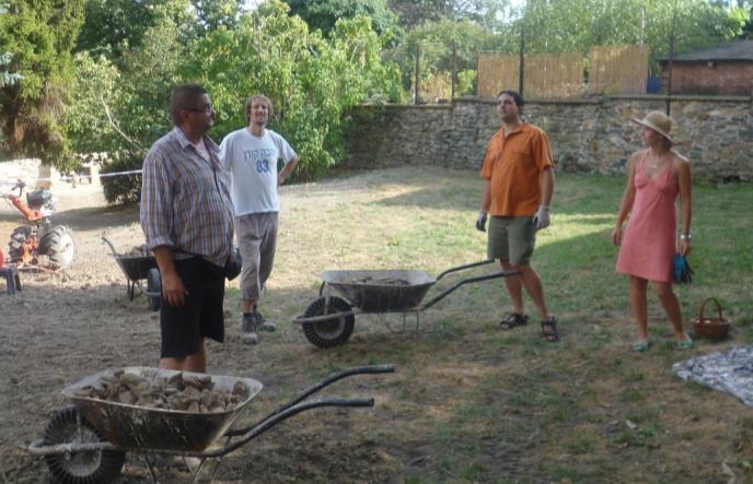 2014 - I malé kroky přinášejí velký pokrok Bylo instalováno nové oplocení mezi parkem a starou školou - firma J.