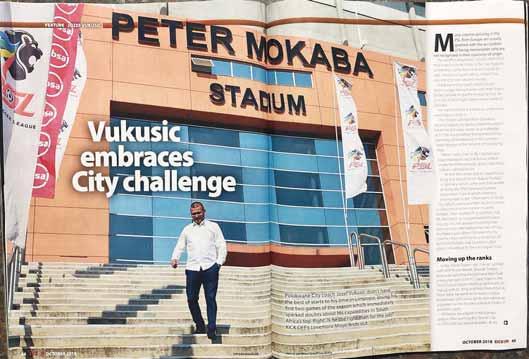 Kormidelníkovi tímu juhoafrickej Premier Soccer League (PSL) FC Polokwane City venovali až štyri strany. Jozef Vukušič so šťastnou šiltovkou na hlave.