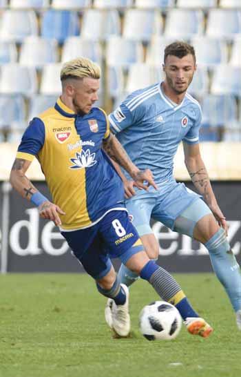 Najlepší strelec DAC v uplynulých troch sezónach upadol po svojich vyhláseniach o nespokojnosti s vyťaženosťou do nemilosti trénera Petra Hyballu. Ten ho 1.