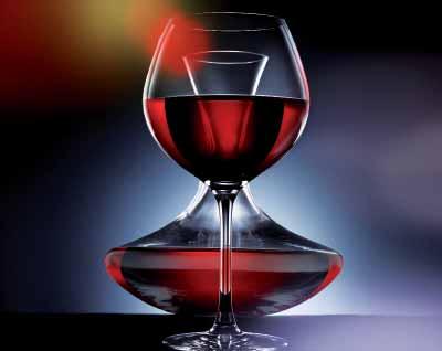 Pro milovníky vín, kteří nemají možnost vybudovat si vlastní vinný sklípek, je vinotéka velmi praktickou a cenově mnohem přijatelnější alternativou.