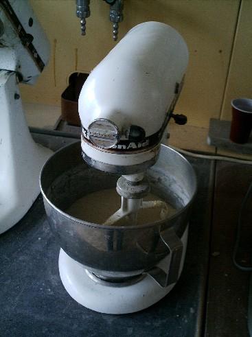 4.2.2 Příprava zkušebních jádrových směsí pro metodu WB Do mísiče typu mixer značky Kitchen Aid je vloženo 1980 g ostřiva ŠH 22.