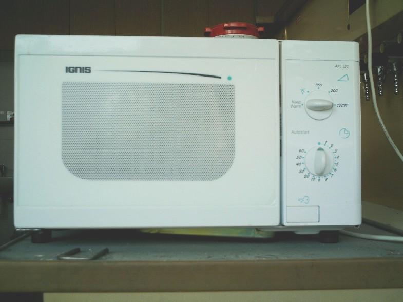 frekvenci 2450 MHz, max. příkonu 1250 W a maximálního výkonu 750 W (viz. obr.