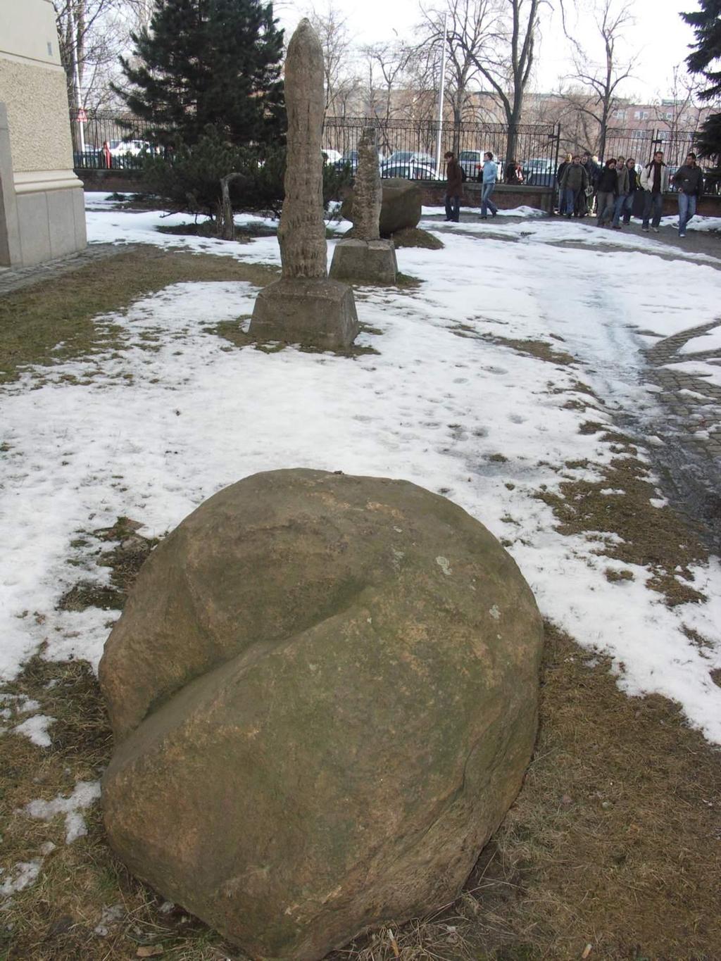 Svinovské bludné balvany u stavební fakulty