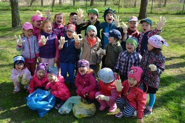 ZÁBAVNÉ ODPOLEDNE V MŠ Dne 28.4.2015 jsme se opakovaně sešli s rodiči a dětmi, abychom se vydali do přírody a pozorovali krásu jara.