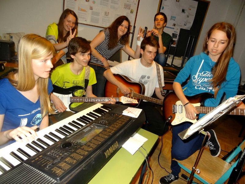 Crea(k)tiv 2015 V týdnu od 6. 4. do 11. 4. 2015 se v německém Dippoldiswalde zúčastnilo 12 žáků naší školy akce Crea(k)tiv grenzenlos = krea(k)tivně bez hranic.