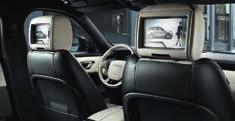 TECHNOLOGIE INFORMAČNÍ A ZÁBAVNÍ SYSTÉMY Jedinečný nový informační a zábavní systém InControl značky Land Rover, InControl Touch Pro Duo, má nejen vzhled nesrovnatelný s jakýmkoli jiným systémem, ale