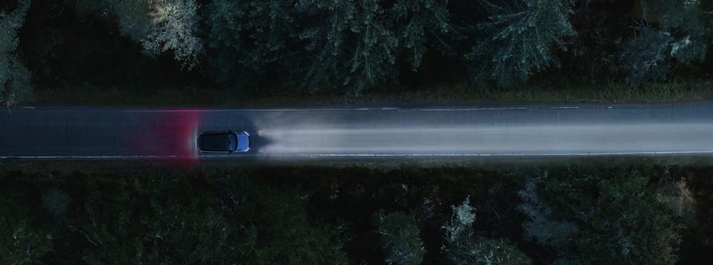 TLUMENÁ SVĚTLA LED 145 M SVĚTLOMETY S VYŠŠÍ SVÍTIVOSTÍ, BEZPEČNĚJŠÍ JÍZDA V NOCI Range Rover Velar je standardně kompletně vybaven vnějším osvětlením využívajícím technologii LED.