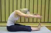Spine Strech Cvik začínáte vsedě s nataženými dolními končetinami a magnety přitisknete k sobě. Zatlačíte vědomě sedací kosti k podložce a páteř protáhnete za temenem hlavy.