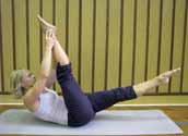 jsou téměř na zemi, dlaně pokládáte ke kotníkům Double leg Strech (Stomach Series) Tento cvik je pro úplné začátečníky poněkud