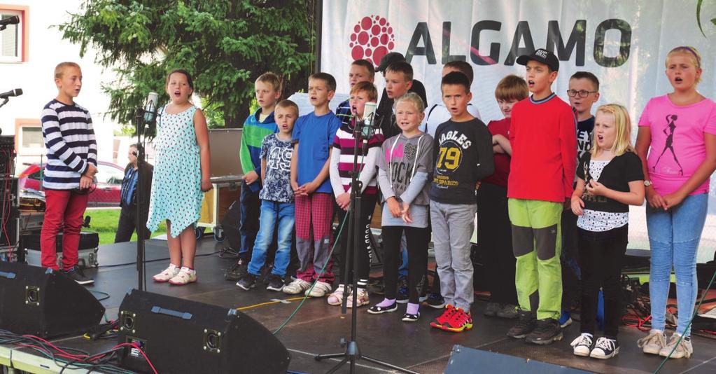 Naopak dává svým žákům a jejich rodičům příjemnější a tak trochu rodinné zázemí.