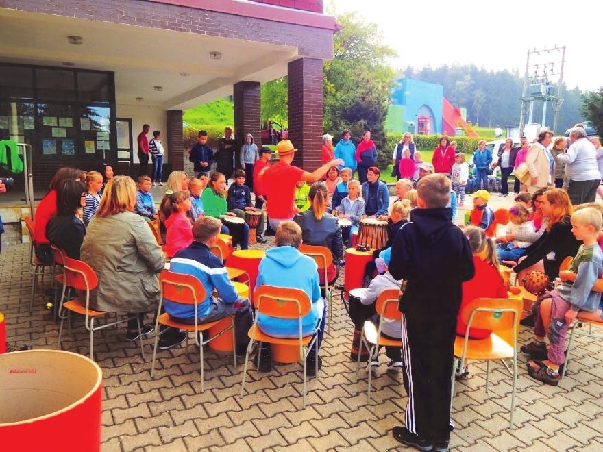 ročníku se stala Milena Špůrová, jenž má v úvazku výuku českého jazyka, výtvarné a tělesné výchovy, ostatní předměty vyučují kantoři z II. stupně.