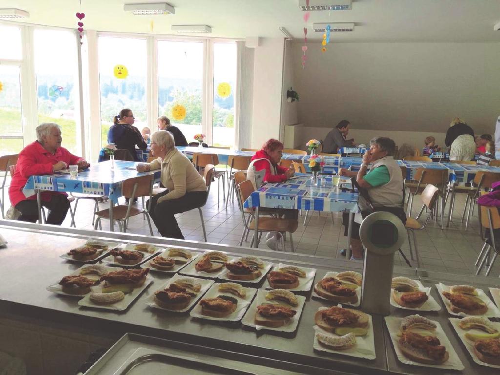 Sestavil si 0 židlí do několika kruhů a začal bubnovat. Smyslem celé akce bylo postupně vtáhnout přicházející návštěvníky k aktivnímu zapojení.