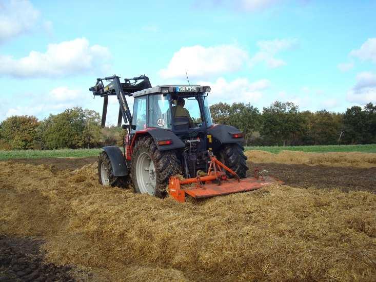 aplikované kejdy s nosičem zajišťuje traktor s půdní frézou tzv.