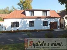501), elektřina (220/380V), pitná voda z řádu, odpady jsou svedeny do veřejné kanalizace, zdivo smíšené, střecha sedlová, nová střešní krytina