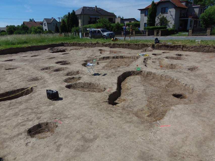 z pozdní doby bronzové. Ohrožení intaktních středověkých souvrství způsobené rekonstrukcí rodinného domu bylo registrováno také při okraji historického jádra Vamberka.