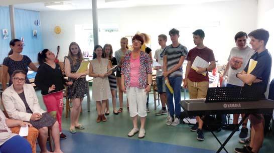 Marty Kočíkové a hudebního vystoupení studentů. Anna Vraspírová a Robert König představili svou hru na ukulele a Vendula Fořtová potěšila publikum hrou na kytaru.
