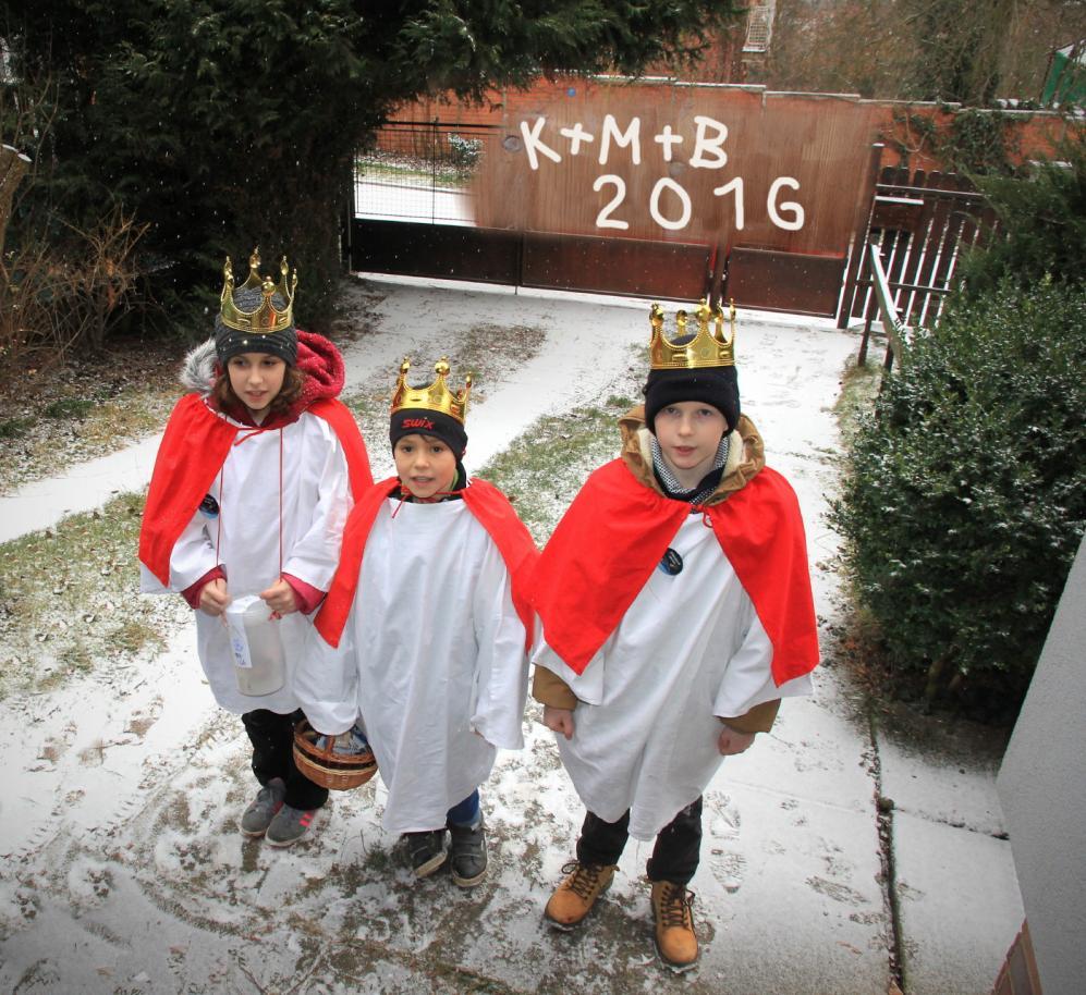 TŘÍKRÁLOVÁ SBÍRKA Každý rok od 1. Do 14.ledna můžete v českých městech a obcích potkat na čtyřicet tisíc charitních koledníků v kostýmech Tří králů.