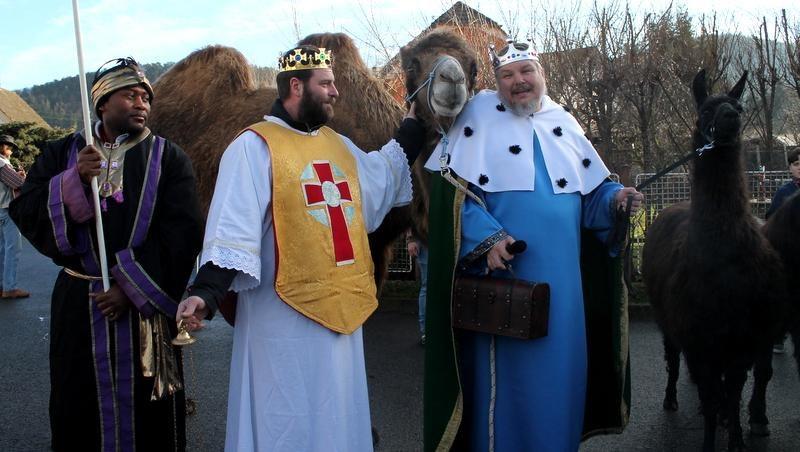 K tříkrálovému průvodu, který se konal letos poprvé, se připojily asi dvě stovky lidí.