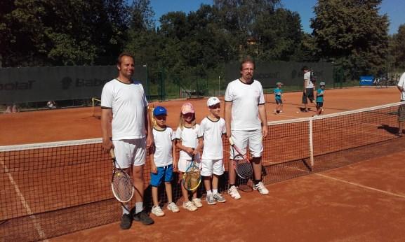PREZENTACE ODBORŮ A ODDÍLŮ T. J. SOKOL KRÁLŮV DVŮR - TENIS V úvodním čísle jsme avizovali záměr prezentovat blíže jednotlivé sportovní odbory a oddíly. Prvním z nich bude oddíl tenisu.