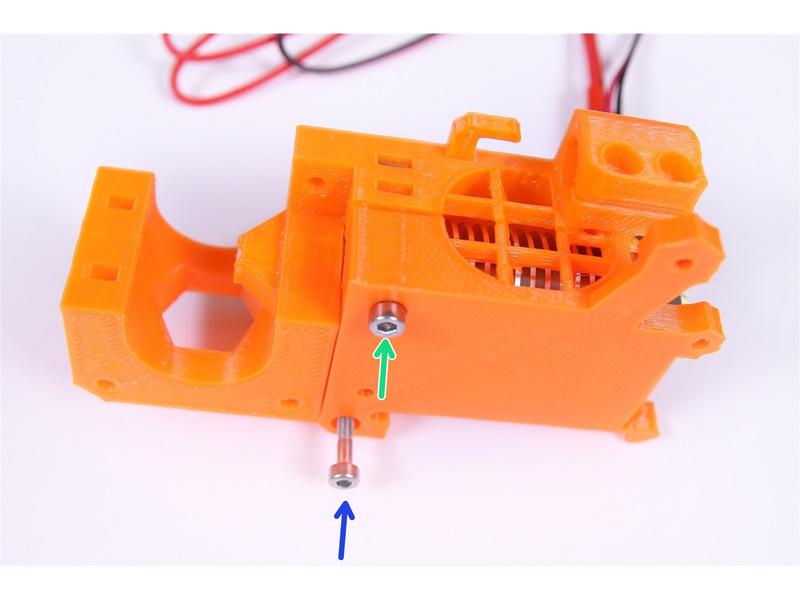 Použijte 2,5mm inbusový klíč k přišroubování krytu k tělu extrudéru.