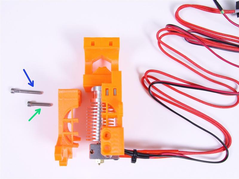 Step 7 Umístění těla extrudéru Šroub M3x18 (1 ks) Šroub M3x25 (1 ks) Dbejte správné orientace kabelů