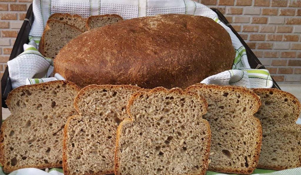 Domáci chlieb AniFitt Ingrediencie: 500 g múčnej zmesi na kysnuté cesto 400 ml vody 500 g múčnej zmesi vysypeme do veľkej misy na miešanie, potom pridáme 400 ml teplej vody. Vypracujeme vláčne cesto.