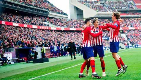 50 LA LIGA SERIE A 51 LA LIGA # MUŽSTVO Z V R P GÓLY B 1. Barcelona 15 9 4 2 41:19 31 Atlético vyškolilo senzaci Římský kolaps! SERIE A # MUŽSTVO Z V R P GÓLY B 1. Juventus 15 14 1 0 32:8 43 2.