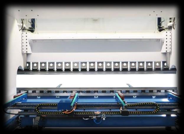 Standardní výbava a příslušenství Standardní výbava CNC řídící systém ESA S 6450 na otočném rameni 4 CNC řízené osy (Y1-Y2-X-R) Y1-Y2 osy horního beranu X-R osy zadního dorazu Manuálně přestavitelné