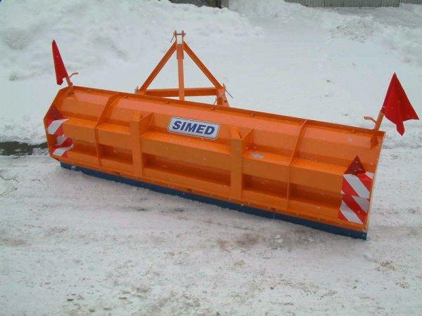 ve svém zorném poli a jeho reakce na vzniklou situaci jsou tak omezeny. Tlačné radlice, neboli také předsazené, se používají zejména u automobilních sypačů.