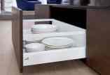 č. 22267 Délka 520 mm, výška 70 mm AKČNÍ CENA zásuvka InnoTech s RELINGEM: - stříbrné ocelové bočnice, plnovýsuvy QUADRO V6 SILENT SYSTEM, příchytky zad a čela, krytky bočnice, relingové tyče - obj.č. 22268 Délka 470 mm, výška 144 mm - obj.