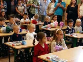 ANO, učitelé učí co musí, k čemu mají postavené osnovy a hlavně, za co jsou placeni.