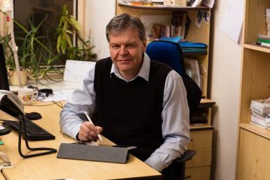 LABORATOŘ INFORMAČNÍCH TECHNOLOGIÍ Vedoucí laboratoře: doc. RNDr. Ivo Martiník, Ph.D. Profil LIT Laboratoř informačních technologií vznikla jako účelové zařízení fakulty k 1. 10.