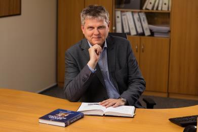 KATEDRA MARKETINGU A OBCHODU Vedoucí katedry: doc. Ing. Vojtěch Spáčil, CSc. Profil katedry Katedra se zaměřuje primárně na výchovu marketérů, obchodníků a ekonomických žurnalistů pro praxi.