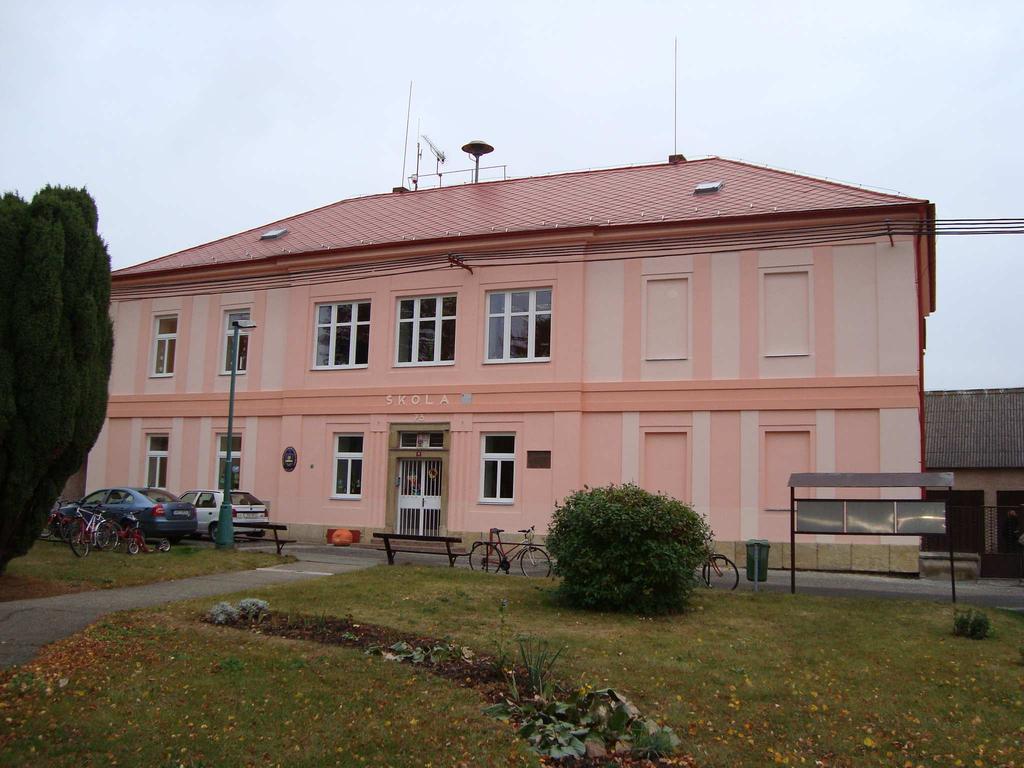 Obec Lovčice Oprava vnější omítky budovy základní a mateřské školy Projekt řeší opravu a probarvení vnější omítky a soklu