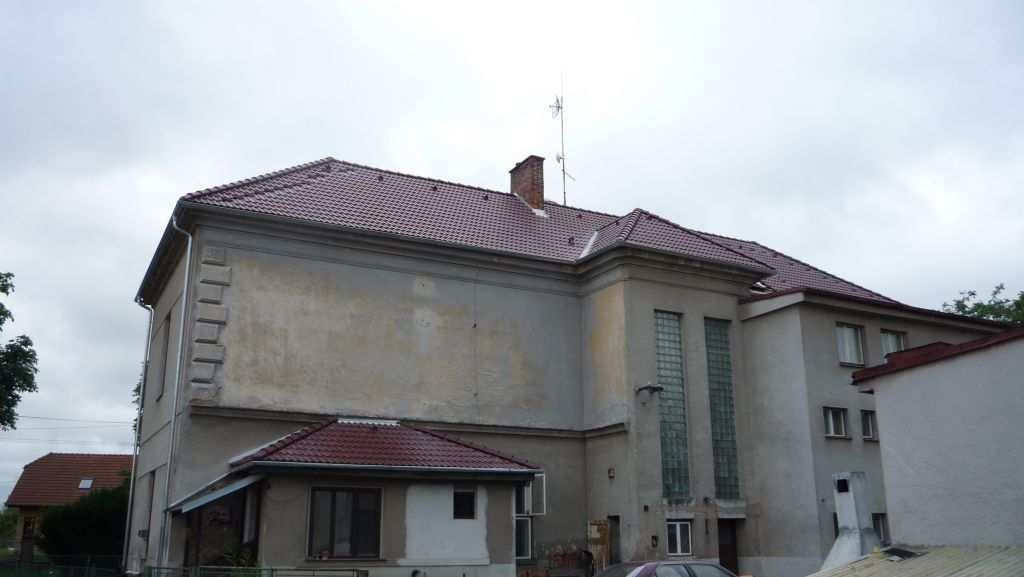 341,- Kč Město Nový Bydžov Oprava střechy víceúčelové budovy Skochovice Na víceúčelové budově ve Skochovicích byla v