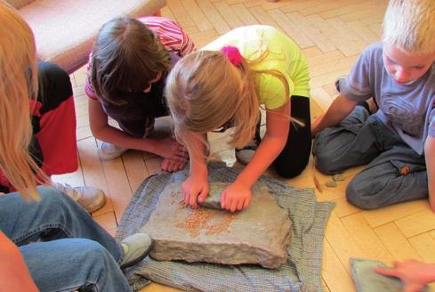 Děti se poutavou formou za pomoci ukázek konkrétních předmětů