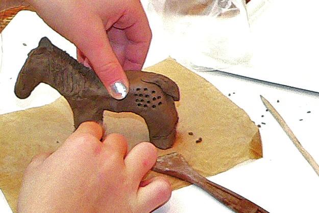 Během dílny si vymodelují ze samotvrdnoucí hlíny svou vlastní hračku, jakou měly děti ve středověku.