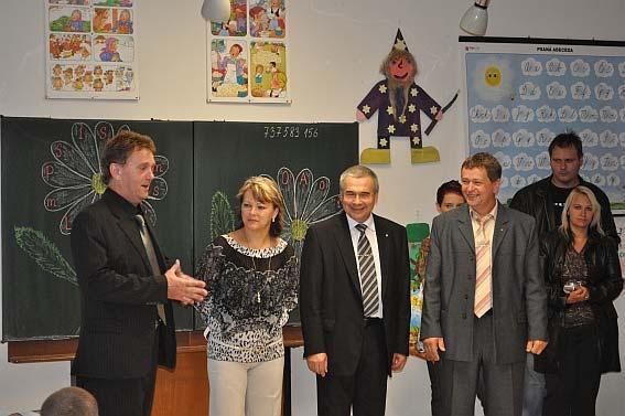ppooddzzi iim 22001100 Školní noviny ZŠ a ZUŠ Dollníí Němčíí Milí žáci a vážení kolegové, malá rekapitulace uplynulého školního roku v uplynulém školním roce vyučovalo v základní škole 28 učitelů,