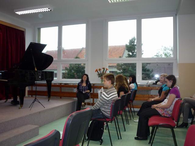 Děvčata si ocenění a diplomy převzala na ZŠ Ostrožská Lhota v pátek 7.5.2010. Cestu do Ostrožské Lhoty jsme my, samá děvčata, podnikly zcela originálně a to na kolech po nové cyklostezce.