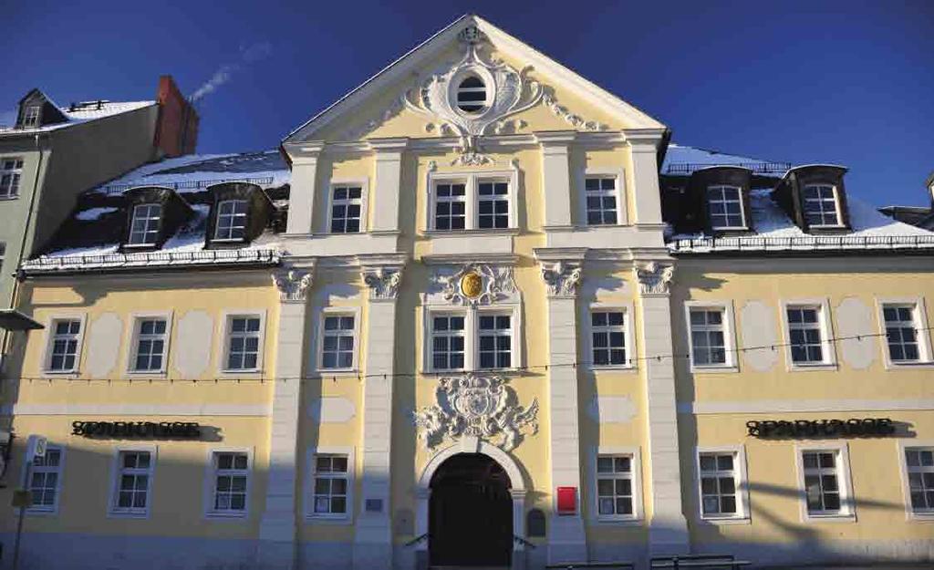 Knížecí dům, dnes spořitelna vedle radnice stojí tzv. Schmeil- -Haus. Tento dům, bohatě zdobený štukovou výzdobou, je jedinou zachovalou stavbou v rokokovém stylu v západním Sasku.